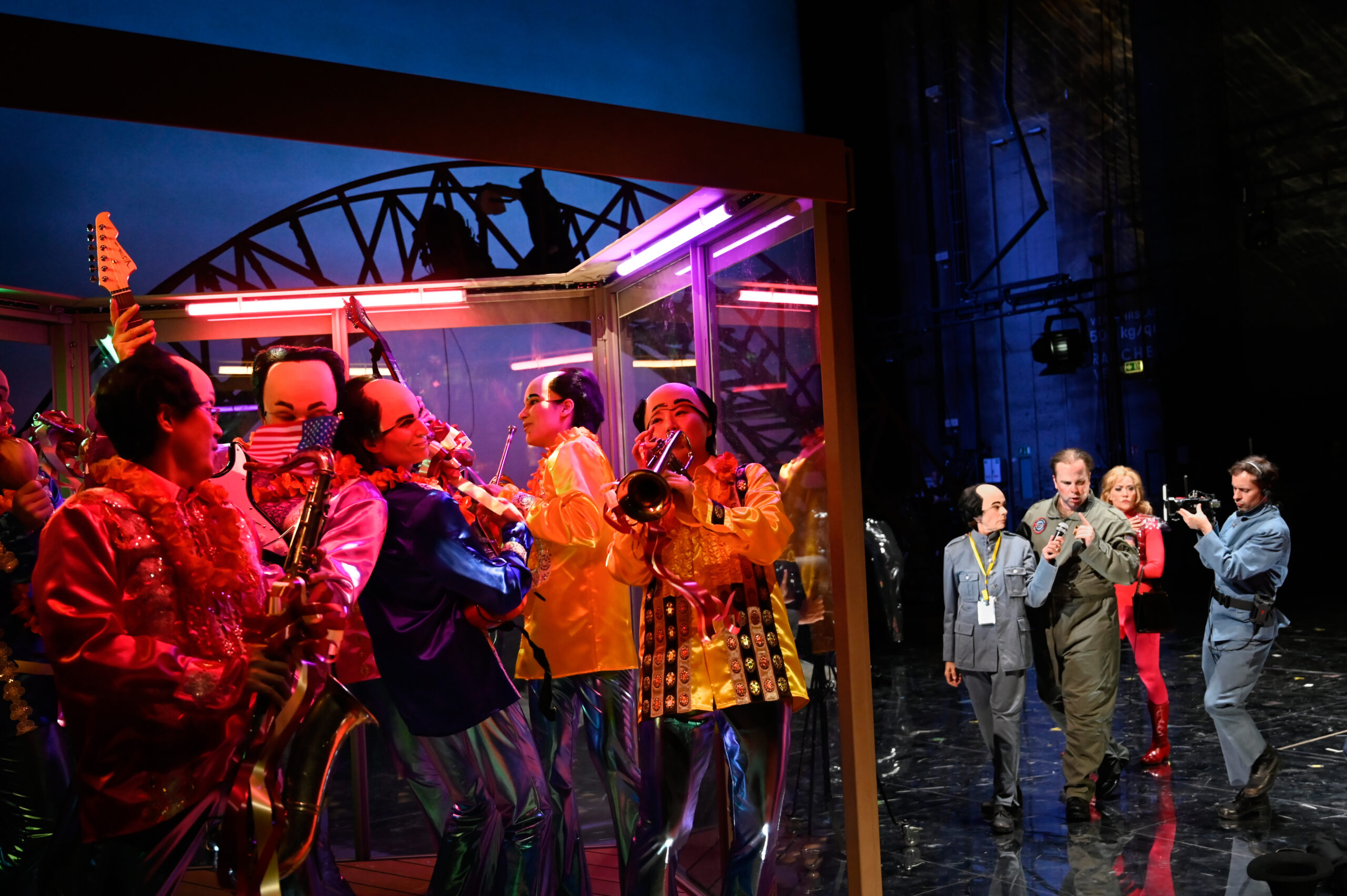 Deutsche Oper Berlin,
"Nixon in China" von John Adams, Libretto von Alice Goodman
Premiere: 22.6.2023
Musikalische Leitung: Daniel Carter, Künstlerische Leitung: Hauen und Stechen, Regie: Franziska Kronfoth und Julia Lwowski, Bühne: Yassu Yabara, Kostüme: Christina Schmitt, Video, Live-Kamera: Martin Mallon, Licht: Henning Streck, Dramaturgie, Carolin Müller-Dohle, Chor: Jeremy Bines
Chou En-lai - Kyle Miller
Richard Nixon - Thomas Lehman
Henry Kissinger - Seth Carico
Nancy T’ang, erste Sekretärin Maos - Karis Tucker, Elissa Pfaender (22.06.2024)
Zweite Sekretärin Maos - Elissa Pfaender, Deborah Saffery (22.06.2024)
Dritte Sekretärin Maos - Davia Bouley
Mao Tse-tung - Ya-Chung Huang
Pat Nixon - Heidi Stober
Chiang Ch’ing, Maos Frau - Hye-Young Moon
Ching Hua (Schauspielerin 1) - Gina-Lisa Maiwald
Ching Hua (Schauspielerin 2) - Angela Braun
Ching Hua / Hung (Schauspieler) - Thorbjörn Björnsson
Tänzer / Performer - Jean Chaize
Tänzerin / Performerin - Brigitte Cuvelier
Chöre - Chor der Deutschen Oper Berlin
Orchester - Orchester der Deutschen Oper Berlin

Copyright (C) Thomas Aurin
Gleditschstr. 45, D-10781 Berlin
Tel.:+49 (0)30 2175 6205 Mobil.:+49 (0)170 2933679
Veröffentlichung nur gegen Honorar zzgl. 7% MWSt. und Belegexemplar
Steuer Nr.: 11/18/213/00804, UID Nr.: DE 170 902 977
Commerzbank, BLZ: 810 80 000, Konto-Nr.: 316 030 000
SWIFT-BIC: DRES DE FF 810, IBAN: DE07 81080000 0316030000