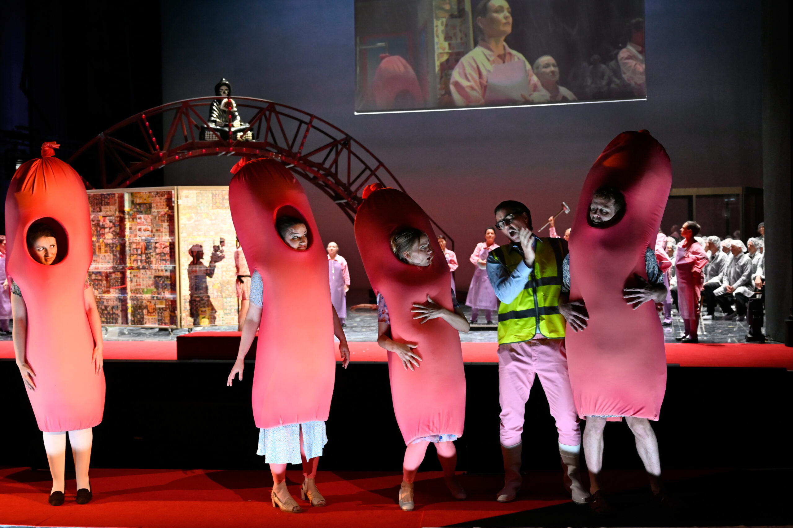 Deutsche Oper Berlin,
"Nixon in China" von John Adams, Libretto von Alice Goodman
Premiere: 22.6.2023
Musikalische Leitung: Daniel Carter, Künstlerische Leitung: Hauen und Stechen, Regie: Franziska Kronfoth und Julia Lwowski, Bühne: Yassu Yabara, Kostüme: Christina Schmitt, Video, Live-Kamera: Martin Mallon, Licht: Henning Streck, Dramaturgie, Carolin Müller-Dohle, Chor: Jeremy Bines
Chou En-lai - Kyle Miller
Richard Nixon - Thomas Lehman
Henry Kissinger - Seth Carico
Nancy T’ang, erste Sekretärin Maos - Karis Tucker, Elissa Pfaender (22.06.2024)
Zweite Sekretärin Maos - Elissa Pfaender, Deborah Saffery (22.06.2024)
Dritte Sekretärin Maos - Davia Bouley
Mao Tse-tung - Ya-Chung Huang
Pat Nixon - Heidi Stober
Chiang Ch’ing, Maos Frau - Hye-Young Moon
Ching Hua (Schauspielerin 1) - Gina-Lisa Maiwald
Ching Hua (Schauspielerin 2) - Angela Braun
Ching Hua / Hung (Schauspieler) - Thorbjörn Björnsson
Tänzer / Performer - Jean Chaize
Tänzerin / Performerin - Brigitte Cuvelier
Chöre - Chor der Deutschen Oper Berlin
Orchester - Orchester der Deutschen Oper Berlin

Copyright (C) Thomas Aurin
Gleditschstr. 45, D-10781 Berlin
Tel.:+49 (0)30 2175 6205 Mobil.:+49 (0)170 2933679
Veröffentlichung nur gegen Honorar zzgl. 7% MWSt. und Belegexemplar
Steuer Nr.: 11/18/213/00804, UID Nr.: DE 170 902 977
Commerzbank, BLZ: 810 80 000, Konto-Nr.: 316 030 000
SWIFT-BIC: DRES DE FF 810, IBAN: DE07 81080000 0316030000