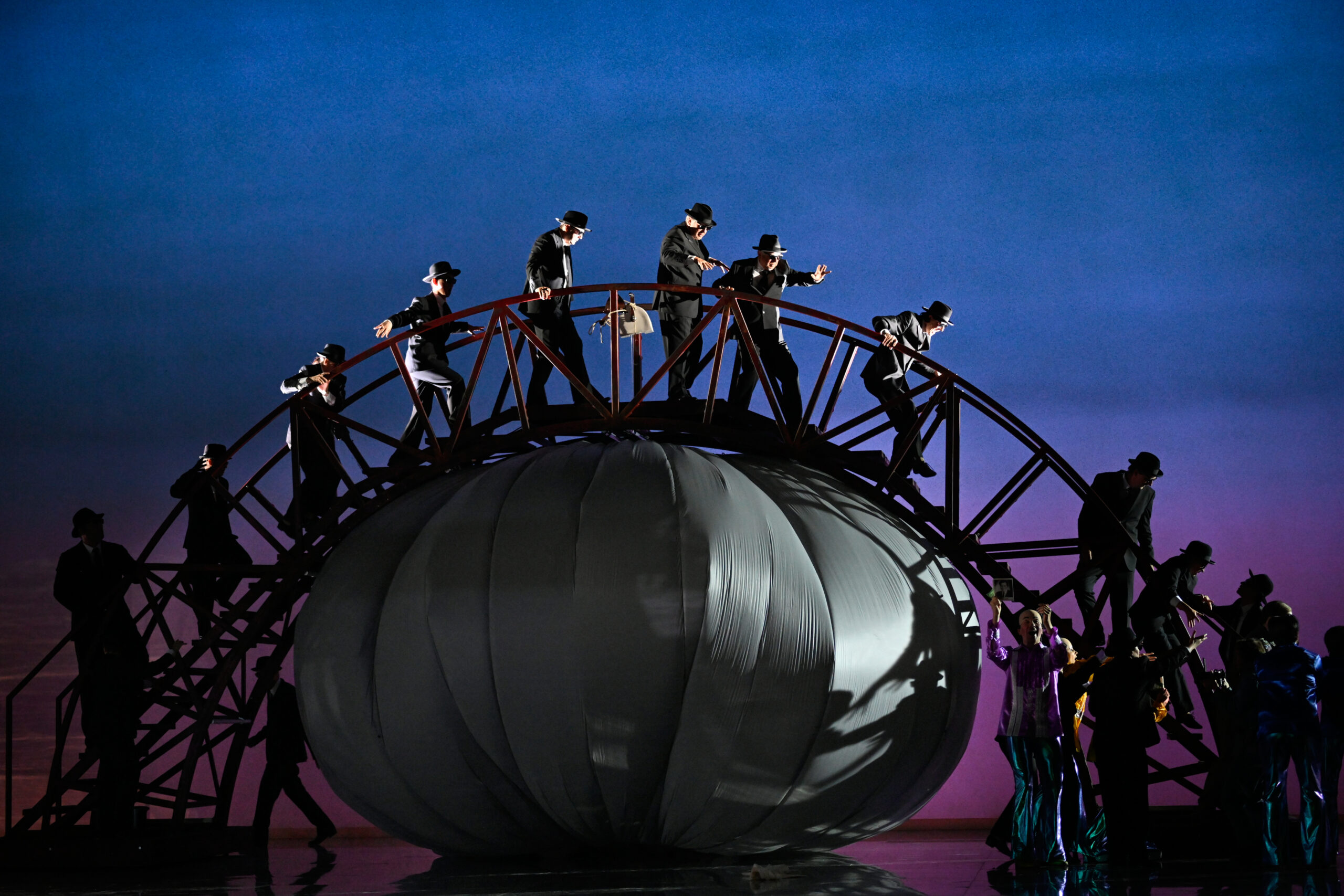 Deutsche Oper Berlin,
"Nixon in China" von John Adams, Libretto von Alice Goodman
Premiere: 22.6.2023
Musikalische Leitung: Daniel Carter, Künstlerische Leitung: Hauen und Stechen, Regie: Franziska Kronfoth und Julia Lwowski, Bühne: Yassu Yabara, Kostüme: Christina Schmitt, Video, Live-Kamera: Martin Mallon, Licht: Henning Streck, Dramaturgie, Carolin Müller-Dohle, Chor: Jeremy Bines
Chou En-lai - Kyle Miller
Richard Nixon - Thomas Lehman
Henry Kissinger - Seth Carico
Nancy T’ang, erste Sekretärin Maos - Karis Tucker, Elissa Pfaender (22.06.2024)
Zweite Sekretärin Maos - Elissa Pfaender, Deborah Saffery (22.06.2024)
Dritte Sekretärin Maos - Davia Bouley
Mao Tse-tung - Ya-Chung Huang
Pat Nixon - Heidi Stober
Chiang Ch’ing, Maos Frau - Hye-Young Moon
Ching Hua (Schauspielerin 1) - Gina-Lisa Maiwald
Ching Hua (Schauspielerin 2) - Angela Braun
Ching Hua / Hung (Schauspieler) - Thorbjörn Björnsson
Tänzer / Performer - Jean Chaize
Tänzerin / Performerin - Brigitte Cuvelier
Chöre - Chor der Deutschen Oper Berlin
Orchester - Orchester der Deutschen Oper Berlin

Copyright (C) Thomas Aurin
Gleditschstr. 45, D-10781 Berlin
Tel.:+49 (0)30 2175 6205 Mobil.:+49 (0)170 2933679
Veröffentlichung nur gegen Honorar zzgl. 7% MWSt. und Belegexemplar
Steuer Nr.: 11/18/213/00804, UID Nr.: DE 170 902 977
Commerzbank, BLZ: 810 80 000, Konto-Nr.: 316 030 000
SWIFT-BIC: DRES DE FF 810, IBAN: DE07 81080000 0316030000