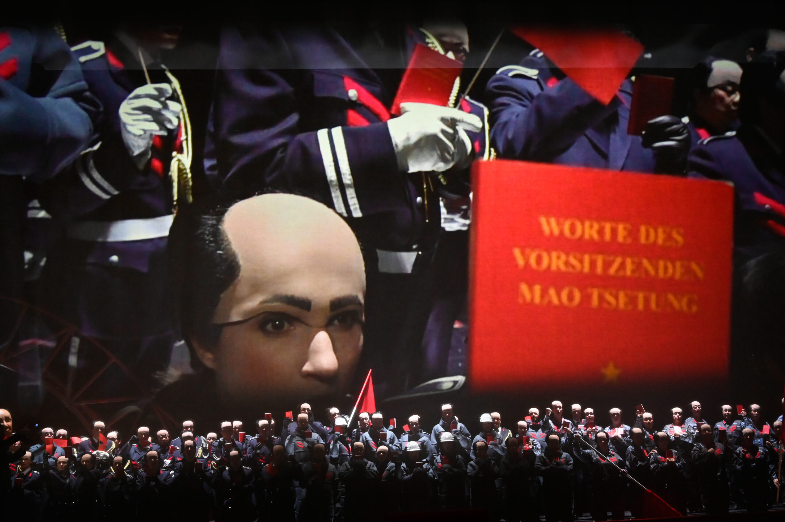 Deutsche Oper Berlin,
"Nixon in China" von John Adams, Libretto von Alice Goodman
Premiere: 22.6.2023
Musikalische Leitung: Daniel Carter, Künstlerische Leitung: Hauen und Stechen, Regie: Franziska Kronfoth und Julia Lwowski, Bühne: Yassu Yabara, Kostüme: Christina Schmitt, Video, Live-Kamera: Martin Mallon, Licht: Henning Streck, Dramaturgie, Carolin Müller-Dohle, Chor: Jeremy Bines
Chou En-lai - Kyle Miller
Richard Nixon - Thomas Lehman
Henry Kissinger - Seth Carico
Nancy T’ang, erste Sekretärin Maos - Karis Tucker, Elissa Pfaender (22.06.2024)
Zweite Sekretärin Maos - Elissa Pfaender, Deborah Saffery (22.06.2024)
Dritte Sekretärin Maos - Davia Bouley
Mao Tse-tung - Ya-Chung Huang
Pat Nixon - Heidi Stober
Chiang Ch’ing, Maos Frau - Hye-Young Moon
Ching Hua (Schauspielerin 1) - Gina-Lisa Maiwald
Ching Hua (Schauspielerin 2) - Angela Braun
Ching Hua / Hung (Schauspieler) - Thorbjörn Björnsson
Tänzer / Performer - Jean Chaize
Tänzerin / Performerin - Brigitte Cuvelier
Chöre - Chor der Deutschen Oper Berlin
Orchester - Orchester der Deutschen Oper Berlin

Copyright (C) Thomas Aurin
Gleditschstr. 45, D-10781 Berlin
Tel.:+49 (0)30 2175 6205 Mobil.:+49 (0)170 2933679
Veröffentlichung nur gegen Honorar zzgl. 7% MWSt. und Belegexemplar
Steuer Nr.: 11/18/213/00804, UID Nr.: DE 170 902 977
Commerzbank, BLZ: 810 80 000, Konto-Nr.: 316 030 000
SWIFT-BIC: DRES DE FF 810, IBAN: DE07 81080000 0316030000