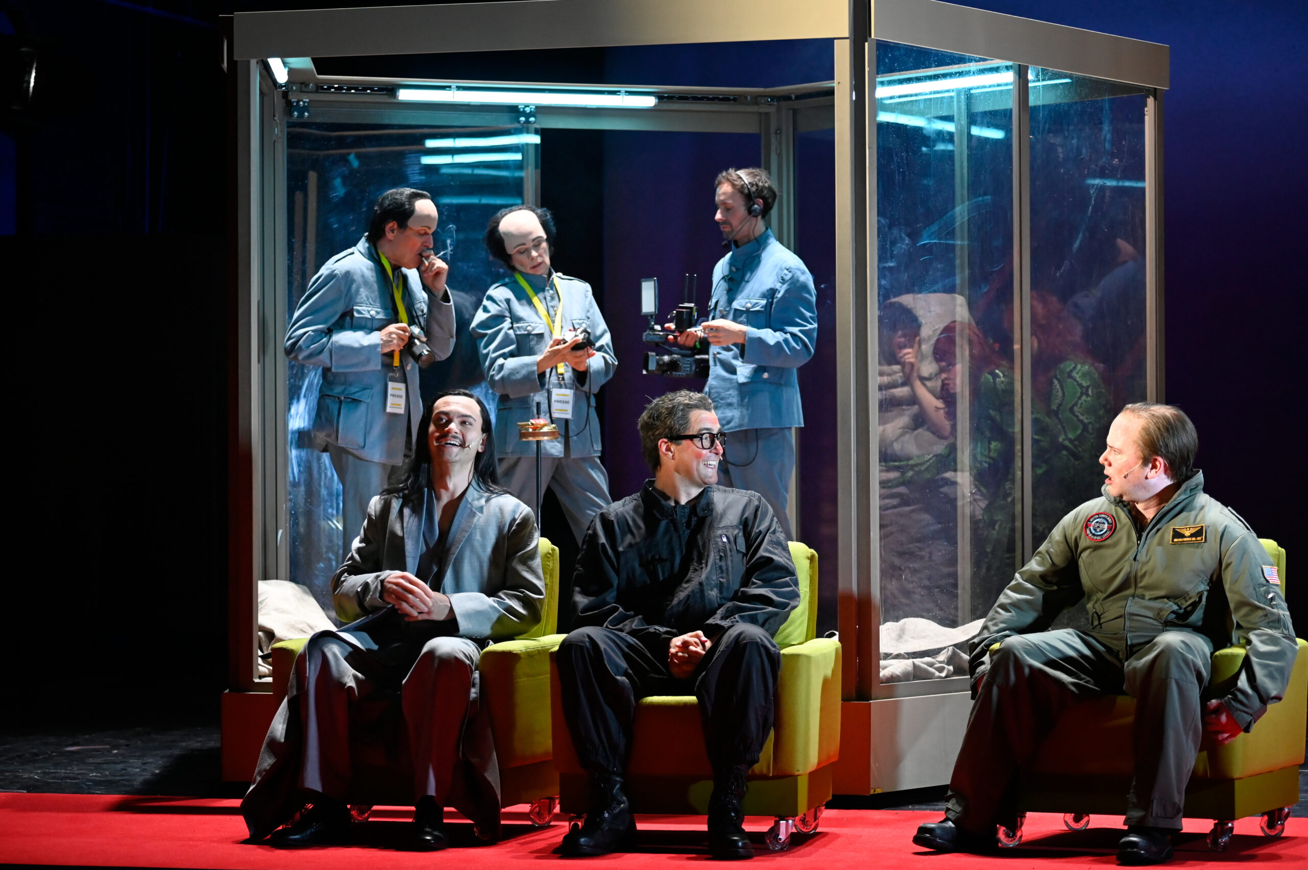 Deutsche Oper Berlin,
"Nixon in China" von John Adams, Libretto von Alice Goodman
Premiere: 22.6.2023
Musikalische Leitung: Daniel Carter, Künstlerische Leitung: Hauen und Stechen, Regie: Franziska Kronfoth und Julia Lwowski, Bühne: Yassu Yabara, Kostüme: Christina Schmitt, Video, Live-Kamera: Martin Mallon, Licht: Henning Streck, Dramaturgie, Carolin Müller-Dohle, Chor: Jeremy Bines
Chou En-lai - Kyle Miller
Richard Nixon - Thomas Lehman
Henry Kissinger - Seth Carico
Nancy T’ang, erste Sekretärin Maos - Karis Tucker, Elissa Pfaender (22.06.2024)
Zweite Sekretärin Maos - Elissa Pfaender, Deborah Saffery (22.06.2024)
Dritte Sekretärin Maos - Davia Bouley
Mao Tse-tung - Ya-Chung Huang
Pat Nixon - Heidi Stober
Chiang Ch’ing, Maos Frau - Hye-Young Moon
Ching Hua (Schauspielerin 1) - Gina-Lisa Maiwald
Ching Hua (Schauspielerin 2) - Angela Braun
Ching Hua / Hung (Schauspieler) - Thorbjörn Björnsson
Tänzer / Performer - Jean Chaize
Tänzerin / Performerin - Brigitte Cuvelier
Chöre - Chor der Deutschen Oper Berlin
Orchester - Orchester der Deutschen Oper Berlin

Copyright (C) Thomas Aurin
Gleditschstr. 45, D-10781 Berlin
Tel.:+49 (0)30 2175 6205 Mobil.:+49 (0)170 2933679
Veröffentlichung nur gegen Honorar zzgl. 7% MWSt. und Belegexemplar
Steuer Nr.: 11/18/213/00804, UID Nr.: DE 170 902 977
Commerzbank, BLZ: 810 80 000, Konto-Nr.: 316 030 000
SWIFT-BIC: DRES DE FF 810, IBAN: DE07 81080000 0316030000