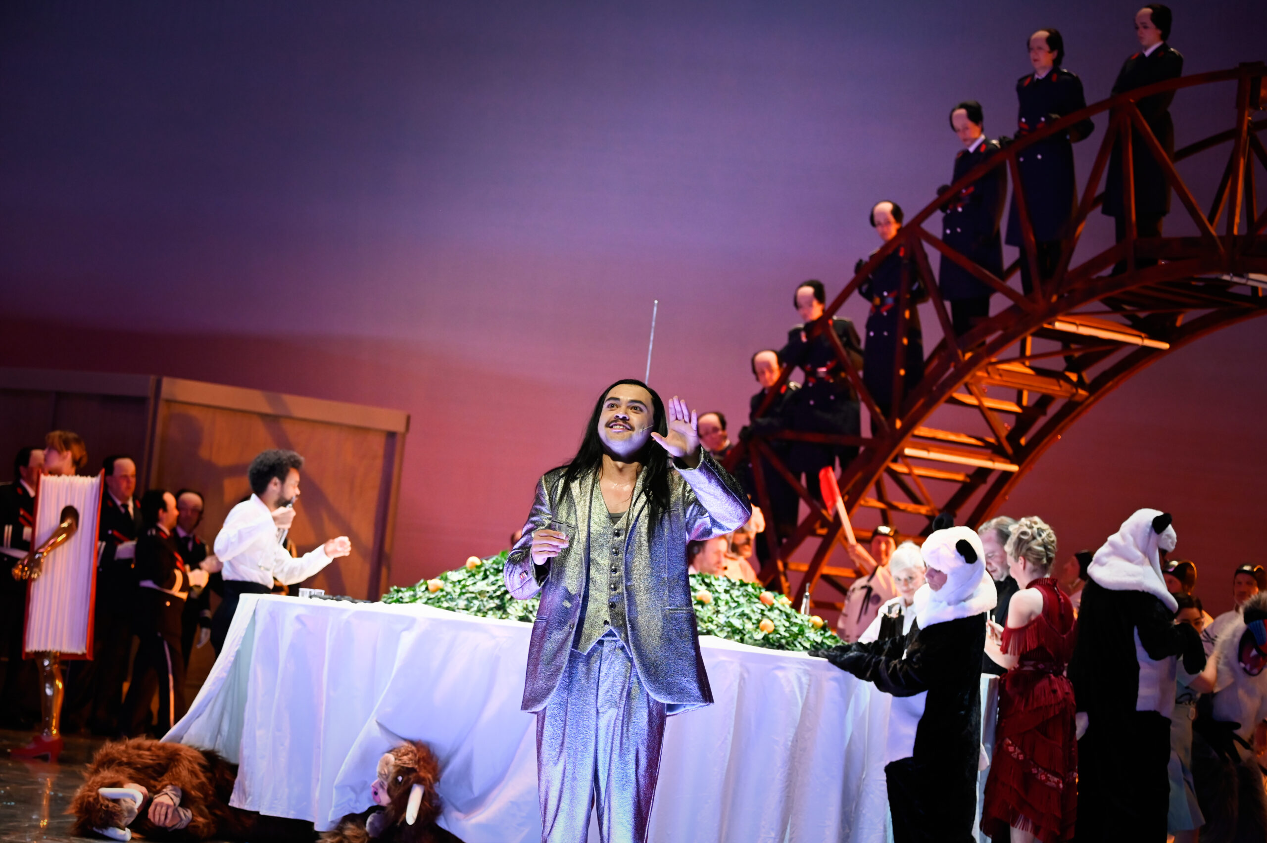 Deutsche Oper Berlin,
"Nixon in China" von John Adams, Libretto von Alice Goodman
Premiere: 22.6.2023
Musikalische Leitung: Daniel Carter, Künstlerische Leitung: Hauen und Stechen, Regie: Franziska Kronfoth und Julia Lwowski, Bühne: Yassu Yabara, Kostüme: Christina Schmitt, Video, Live-Kamera: Martin Mallon, Licht: Henning Streck, Dramaturgie, Carolin Müller-Dohle, Chor: Jeremy Bines
Chou En-lai - Kyle Miller
Richard Nixon - Thomas Lehman
Henry Kissinger - Seth Carico
Nancy T’ang, erste Sekretärin Maos - Karis Tucker, Elissa Pfaender (22.06.2024)
Zweite Sekretärin Maos - Elissa Pfaender, Deborah Saffery (22.06.2024)
Dritte Sekretärin Maos - Davia Bouley
Mao Tse-tung - Ya-Chung Huang
Pat Nixon - Heidi Stober
Chiang Ch’ing, Maos Frau - Hye-Young Moon
Ching Hua (Schauspielerin 1) - Gina-Lisa Maiwald
Ching Hua (Schauspielerin 2) - Angela Braun
Ching Hua / Hung (Schauspieler) - Thorbjörn Björnsson
Tänzer / Performer - Jean Chaize
Tänzerin / Performerin - Brigitte Cuvelier
Chöre - Chor der Deutschen Oper Berlin
Orchester - Orchester der Deutschen Oper Berlin

Copyright (C) Thomas Aurin
Gleditschstr. 45, D-10781 Berlin
Tel.:+49 (0)30 2175 6205 Mobil.:+49 (0)170 2933679
Veröffentlichung nur gegen Honorar zzgl. 7% MWSt. und Belegexemplar
Steuer Nr.: 11/18/213/00804, UID Nr.: DE 170 902 977
Commerzbank, BLZ: 810 80 000, Konto-Nr.: 316 030 000
SWIFT-BIC: DRES DE FF 810, IBAN: DE07 81080000 0316030000