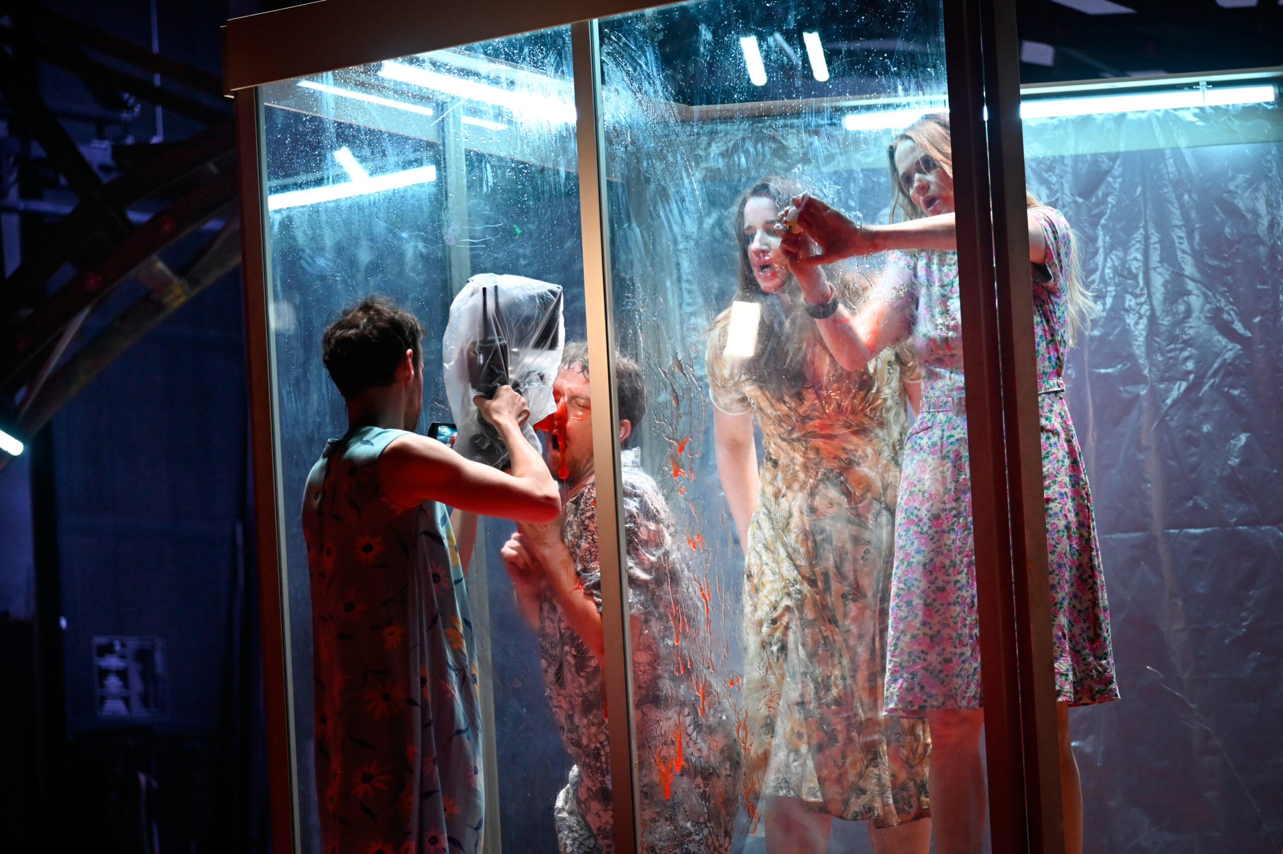 Deutsche Oper Berlin,
"Nixon in China" von John Adams, Libretto von Alice Goodman
Premiere: 22.6.2023
Musikalische Leitung: Daniel Carter, Künstlerische Leitung: Hauen und Stechen, Regie: Franziska Kronfoth und Julia Lwowski, Bühne: Yassu Yabara, Kostüme: Christina Schmitt, Video, Live-Kamera: Martin Mallon, Licht: Henning Streck, Dramaturgie, Carolin Müller-Dohle, Chor: Jeremy Bines
Chou En-lai - Kyle Miller
Richard Nixon - Thomas Lehman
Henry Kissinger - Seth Carico
Nancy T’ang, erste Sekretärin Maos - Karis Tucker, Elissa Pfaender (22.06.2024)
Zweite Sekretärin Maos - Elissa Pfaender, Deborah Saffery (22.06.2024)
Dritte Sekretärin Maos - Davia Bouley
Mao Tse-tung - Ya-Chung Huang
Pat Nixon - Heidi Stober
Chiang Ch’ing, Maos Frau - Hye-Young Moon
Ching Hua (Schauspielerin 1) - Gina-Lisa Maiwald
Ching Hua (Schauspielerin 2) - Angela Braun
Ching Hua / Hung (Schauspieler) - Thorbjörn Björnsson
Tänzer / Performer - Jean Chaize
Tänzerin / Performerin - Brigitte Cuvelier
Chöre - Chor der Deutschen Oper Berlin
Orchester - Orchester der Deutschen Oper Berlin

Copyright (C) Thomas Aurin
Gleditschstr. 45, D-10781 Berlin
Tel.:+49 (0)30 2175 6205 Mobil.:+49 (0)170 2933679
Veröffentlichung nur gegen Honorar zzgl. 7% MWSt. und Belegexemplar
Steuer Nr.: 11/18/213/00804, UID Nr.: DE 170 902 977
Commerzbank, BLZ: 810 80 000, Konto-Nr.: 316 030 000
SWIFT-BIC: DRES DE FF 810, IBAN: DE07 81080000 0316030000