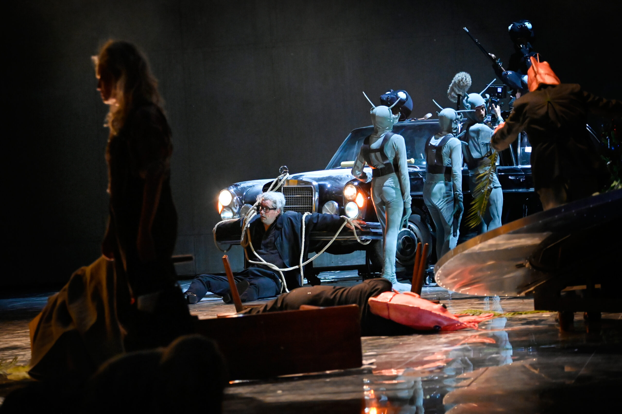 Deutsche Oper Berlin,
"Nixon in China" von John Adams, Libretto von Alice Goodman
Premiere: 22.6.2023
Musikalische Leitung: Daniel Carter, Künstlerische Leitung: Hauen und Stechen, Regie: Franziska Kronfoth und Julia Lwowski, Bühne: Yassu Yabara, Kostüme: Christina Schmitt, Video, Live-Kamera: Martin Mallon, Licht: Henning Streck, Dramaturgie, Carolin Müller-Dohle, Chor: Jeremy Bines
Chou En-lai - Kyle Miller
Richard Nixon - Thomas Lehman
Henry Kissinger - Seth Carico
Nancy T’ang, erste Sekretärin Maos - Karis Tucker, Elissa Pfaender (22.06.2024)
Zweite Sekretärin Maos - Elissa Pfaender, Deborah Saffery (22.06.2024)
Dritte Sekretärin Maos - Davia Bouley
Mao Tse-tung - Ya-Chung Huang
Pat Nixon - Heidi Stober
Chiang Ch’ing, Maos Frau - Hye-Young Moon
Ching Hua (Schauspielerin 1) - Gina-Lisa Maiwald
Ching Hua (Schauspielerin 2) - Angela Braun
Ching Hua / Hung (Schauspieler) - Thorbjörn Björnsson
Tänzer / Performer - Jean Chaize
Tänzerin / Performerin - Brigitte Cuvelier
Chöre - Chor der Deutschen Oper Berlin
Orchester - Orchester der Deutschen Oper Berlin

Copyright (C) Thomas Aurin
Gleditschstr. 45, D-10781 Berlin
Tel.:+49 (0)30 2175 6205 Mobil.:+49 (0)170 2933679
Veröffentlichung nur gegen Honorar zzgl. 7% MWSt. und Belegexemplar
Steuer Nr.: 11/18/213/00804, UID Nr.: DE 170 902 977
Commerzbank, BLZ: 810 80 000, Konto-Nr.: 316 030 000
SWIFT-BIC: DRES DE FF 810, IBAN: DE07 81080000 0316030000