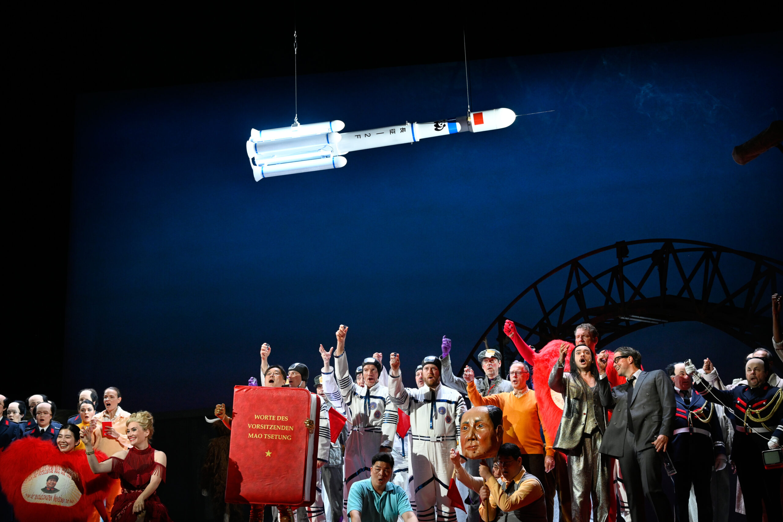 Deutsche Oper Berlin,
"Nixon in China" von John Adams, Libretto von Alice Goodman
Premiere: 22.6.2023
Musikalische Leitung: Daniel Carter, Künstlerische Leitung: Hauen und Stechen, Regie: Franziska Kronfoth und Julia Lwowski, Bühne: Yassu Yabara, Kostüme: Christina Schmitt, Video, Live-Kamera: Martin Mallon, Licht: Henning Streck, Dramaturgie, Carolin Müller-Dohle, Chor: Jeremy Bines
Chou En-lai - Kyle Miller
Richard Nixon - Thomas Lehman
Henry Kissinger - Seth Carico
Nancy T’ang, erste Sekretärin Maos - Karis Tucker, Elissa Pfaender (22.06.2024)
Zweite Sekretärin Maos - Elissa Pfaender, Deborah Saffery (22.06.2024)
Dritte Sekretärin Maos - Davia Bouley
Mao Tse-tung - Ya-Chung Huang
Pat Nixon - Heidi Stober
Chiang Ch’ing, Maos Frau - Hye-Young Moon
Ching Hua (Schauspielerin 1) - Gina-Lisa Maiwald
Ching Hua (Schauspielerin 2) - Angela Braun
Ching Hua / Hung (Schauspieler) - Thorbjörn Björnsson
Tänzer / Performer - Jean Chaize
Tänzerin / Performerin - Brigitte Cuvelier
Chöre - Chor der Deutschen Oper Berlin
Orchester - Orchester der Deutschen Oper Berlin

Copyright (C) Thomas Aurin
Gleditschstr. 45, D-10781 Berlin
Tel.:+49 (0)30 2175 6205 Mobil.:+49 (0)170 2933679
Veröffentlichung nur gegen Honorar zzgl. 7% MWSt. und Belegexemplar
Steuer Nr.: 11/18/213/00804, UID Nr.: DE 170 902 977
Commerzbank, BLZ: 810 80 000, Konto-Nr.: 316 030 000
SWIFT-BIC: DRES DE FF 810, IBAN: DE07 81080000 0316030000
