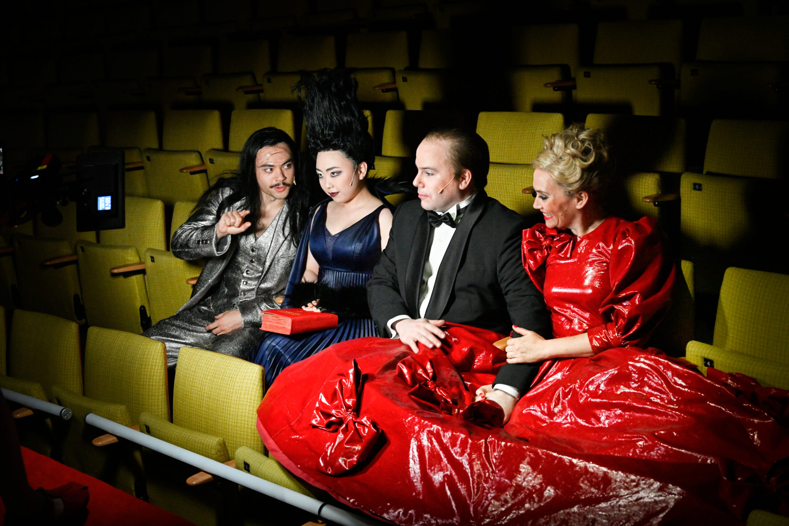Deutsche Oper Berlin,
"Nixon in China" von John Adams, Libretto von Alice Goodman
Premiere: 22.6.2023
Musikalische Leitung: Daniel Carter, Künstlerische Leitung: Hauen und Stechen, Regie: Franziska Kronfoth und Julia Lwowski, Bühne: Yassu Yabara, Kostüme: Christina Schmitt, Video, Live-Kamera: Martin Mallon, Licht: Henning Streck, Dramaturgie, Carolin Müller-Dohle, Chor: Jeremy Bines
Chou En-lai - Kyle Miller
Richard Nixon - Thomas Lehman
Henry Kissinger - Seth Carico
Nancy T’ang, erste Sekretärin Maos - Karis Tucker, Elissa Pfaender (22.06.2024)
Zweite Sekretärin Maos - Elissa Pfaender, Deborah Saffery (22.06.2024)
Dritte Sekretärin Maos - Davia Bouley
Mao Tse-tung - Ya-Chung Huang
Pat Nixon - Heidi Stober
Chiang Ch’ing, Maos Frau - Hye-Young Moon
Ching Hua (Schauspielerin 1) - Gina-Lisa Maiwald
Ching Hua (Schauspielerin 2) - Angela Braun
Ching Hua / Hung (Schauspieler) - Thorbjörn Björnsson
Tänzer / Performer - Jean Chaize
Tänzerin / Performerin - Brigitte Cuvelier
Chöre - Chor der Deutschen Oper Berlin
Orchester - Orchester der Deutschen Oper Berlin

Copyright (C) Thomas Aurin
Gleditschstr. 45, D-10781 Berlin
Tel.:+49 (0)30 2175 6205 Mobil.:+49 (0)170 2933679
Veröffentlichung nur gegen Honorar zzgl. 7% MWSt. und Belegexemplar
Steuer Nr.: 11/18/213/00804, UID Nr.: DE 170 902 977
Commerzbank, BLZ: 810 80 000, Konto-Nr.: 316 030 000
SWIFT-BIC: DRES DE FF 810, IBAN: DE07 81080000 0316030000