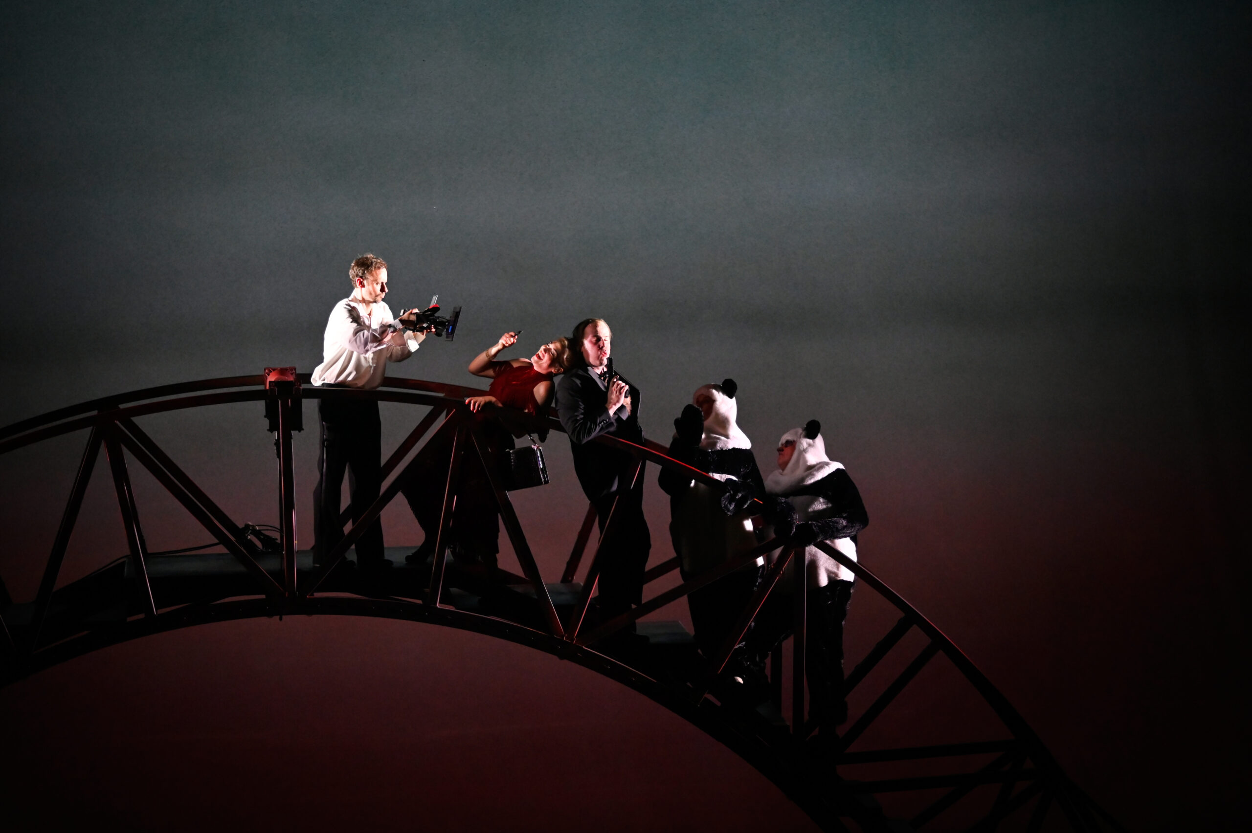 Deutsche Oper Berlin,
"Nixon in China" von John Adams, Libretto von Alice Goodman
Premiere: 22.6.2023
Musikalische Leitung: Daniel Carter, Künstlerische Leitung: Hauen und Stechen, Regie: Franziska Kronfoth und Julia Lwowski, Bühne: Yassu Yabara, Kostüme: Christina Schmitt, Video, Live-Kamera: Martin Mallon, Licht: Henning Streck, Dramaturgie, Carolin Müller-Dohle, Chor: Jeremy Bines
Chou En-lai - Kyle Miller
Richard Nixon - Thomas Lehman
Henry Kissinger - Seth Carico
Nancy T’ang, erste Sekretärin Maos - Karis Tucker, Elissa Pfaender (22.06.2024)
Zweite Sekretärin Maos - Elissa Pfaender, Deborah Saffery (22.06.2024)
Dritte Sekretärin Maos - Davia Bouley
Mao Tse-tung - Ya-Chung Huang
Pat Nixon - Heidi Stober
Chiang Ch’ing, Maos Frau - Hye-Young Moon
Ching Hua (Schauspielerin 1) - Gina-Lisa Maiwald
Ching Hua (Schauspielerin 2) - Angela Braun
Ching Hua / Hung (Schauspieler) - Thorbjörn Björnsson
Tänzer / Performer - Jean Chaize
Tänzerin / Performerin - Brigitte Cuvelier
Chöre - Chor der Deutschen Oper Berlin
Orchester - Orchester der Deutschen Oper Berlin

Copyright (C) Thomas Aurin
Gleditschstr. 45, D-10781 Berlin
Tel.:+49 (0)30 2175 6205 Mobil.:+49 (0)170 2933679
Veröffentlichung nur gegen Honorar zzgl. 7% MWSt. und Belegexemplar
Steuer Nr.: 11/18/213/00804, UID Nr.: DE 170 902 977
Commerzbank, BLZ: 810 80 000, Konto-Nr.: 316 030 000
SWIFT-BIC: DRES DE FF 810, IBAN: DE07 81080000 0316030000