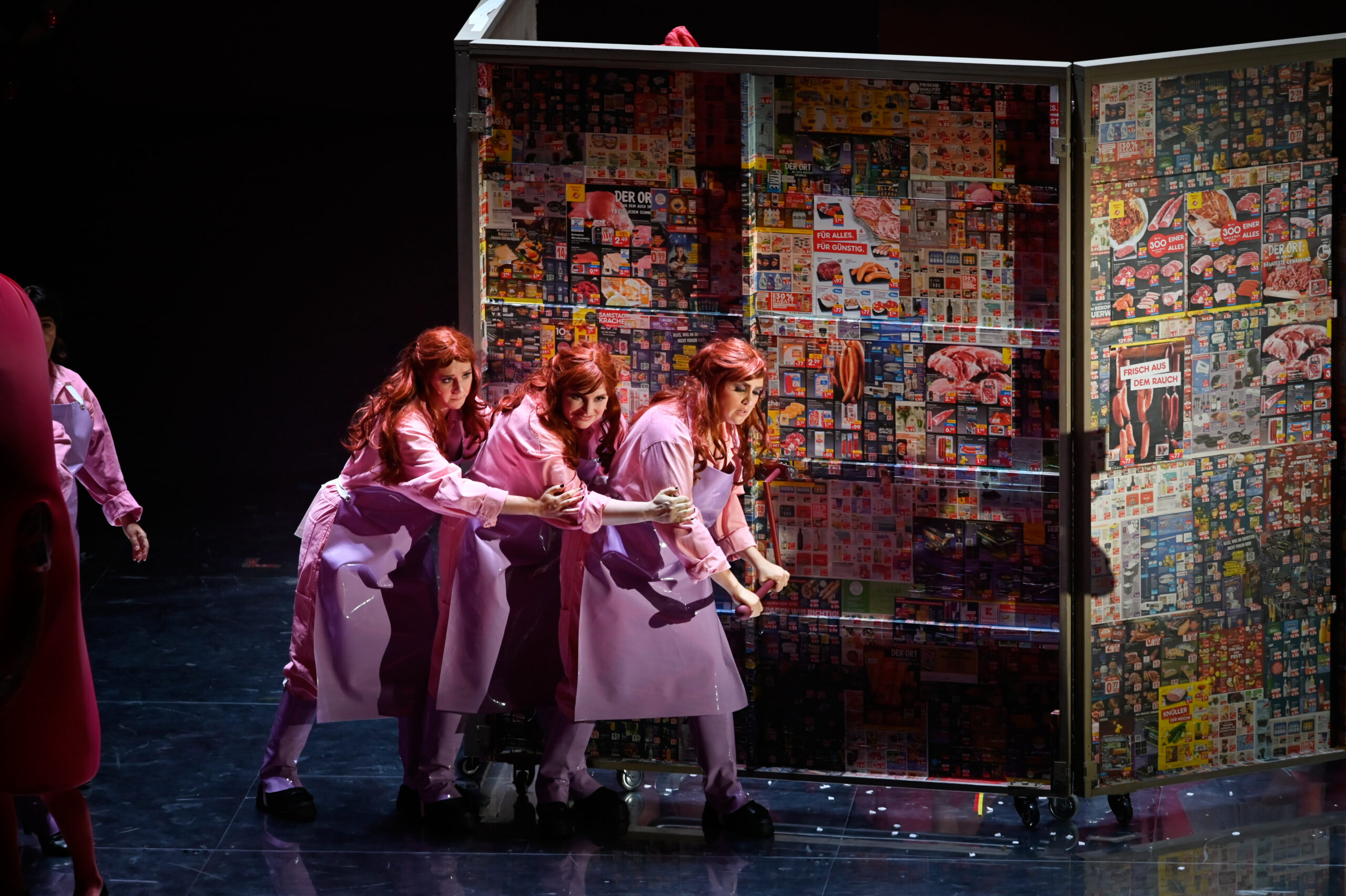 Deutsche Oper Berlin,
"Nixon in China" von John Adams, Libretto von Alice Goodman
Premiere: 22.6.2023
Musikalische Leitung: Daniel Carter, Künstlerische Leitung: Hauen und Stechen, Regie: Franziska Kronfoth und Julia Lwowski, Bühne: Yassu Yabara, Kostüme: Christina Schmitt, Video, Live-Kamera: Martin Mallon, Licht: Henning Streck, Dramaturgie, Carolin Müller-Dohle, Chor: Jeremy Bines
Chou En-lai - Kyle Miller
Richard Nixon - Thomas Lehman
Henry Kissinger - Seth Carico
Nancy T’ang, erste Sekretärin Maos - Karis Tucker, Elissa Pfaender (22.06.2024)
Zweite Sekretärin Maos - Elissa Pfaender, Deborah Saffery (22.06.2024)
Dritte Sekretärin Maos - Davia Bouley
Mao Tse-tung - Ya-Chung Huang
Pat Nixon - Heidi Stober
Chiang Ch’ing, Maos Frau - Hye-Young Moon
Ching Hua (Schauspielerin 1) - Gina-Lisa Maiwald
Ching Hua (Schauspielerin 2) - Angela Braun
Ching Hua / Hung (Schauspieler) - Thorbjörn Björnsson
Tänzer / Performer - Jean Chaize
Tänzerin / Performerin - Brigitte Cuvelier
Chöre - Chor der Deutschen Oper Berlin
Orchester - Orchester der Deutschen Oper Berlin

Copyright (C) Thomas Aurin
Gleditschstr. 45, D-10781 Berlin
Tel.:+49 (0)30 2175 6205 Mobil.:+49 (0)170 2933679
Veröffentlichung nur gegen Honorar zzgl. 7% MWSt. und Belegexemplar
Steuer Nr.: 11/18/213/00804, UID Nr.: DE 170 902 977
Commerzbank, BLZ: 810 80 000, Konto-Nr.: 316 030 000
SWIFT-BIC: DRES DE FF 810, IBAN: DE07 81080000 0316030000