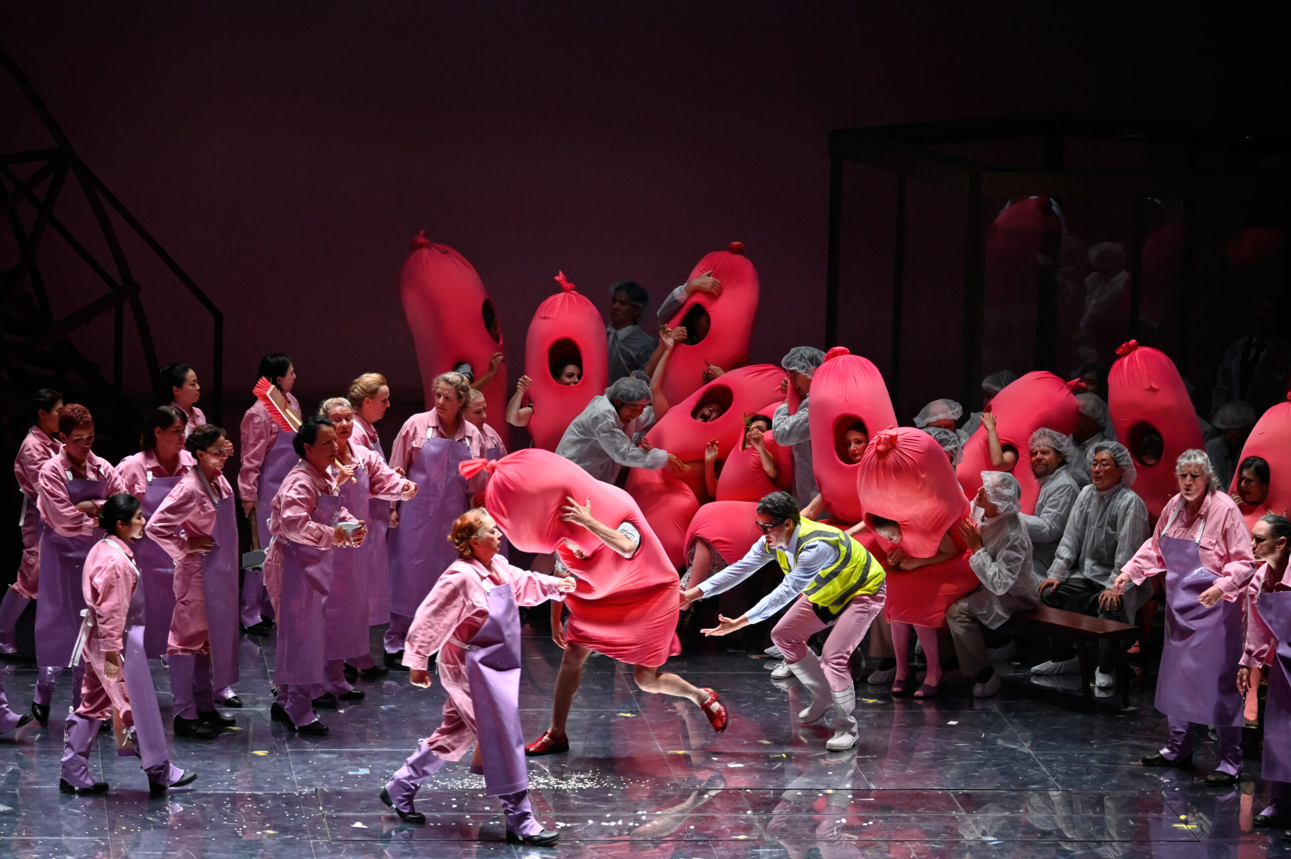 Deutsche Oper Berlin,
"Nixon in China" von John Adams, Libretto von Alice Goodman
Premiere: 22.6.2023
Musikalische Leitung: Daniel Carter, Künstlerische Leitung: Hauen und Stechen, Regie: Franziska Kronfoth und Julia Lwowski, Bühne: Yassu Yabara, Kostüme: Christina Schmitt, Video, Live-Kamera: Martin Mallon, Licht: Henning Streck, Dramaturgie, Carolin Müller-Dohle, Chor: Jeremy Bines
Chou En-lai - Kyle Miller
Richard Nixon - Thomas Lehman
Henry Kissinger - Seth Carico
Nancy T’ang, erste Sekretärin Maos - Karis Tucker, Elissa Pfaender (22.06.2024)
Zweite Sekretärin Maos - Elissa Pfaender, Deborah Saffery (22.06.2024)
Dritte Sekretärin Maos - Davia Bouley
Mao Tse-tung - Ya-Chung Huang
Pat Nixon - Heidi Stober
Chiang Ch’ing, Maos Frau - Hye-Young Moon
Ching Hua (Schauspielerin 1) - Gina-Lisa Maiwald
Ching Hua (Schauspielerin 2) - Angela Braun
Ching Hua / Hung (Schauspieler) - Thorbjörn Björnsson
Tänzer / Performer - Jean Chaize
Tänzerin / Performerin - Brigitte Cuvelier
Chöre - Chor der Deutschen Oper Berlin
Orchester - Orchester der Deutschen Oper Berlin

Copyright (C) Thomas Aurin
Gleditschstr. 45, D-10781 Berlin
Tel.:+49 (0)30 2175 6205 Mobil.:+49 (0)170 2933679
Veröffentlichung nur gegen Honorar zzgl. 7% MWSt. und Belegexemplar
Steuer Nr.: 11/18/213/00804, UID Nr.: DE 170 902 977
Commerzbank, BLZ: 810 80 000, Konto-Nr.: 316 030 000
SWIFT-BIC: DRES DE FF 810, IBAN: DE07 81080000 0316030000