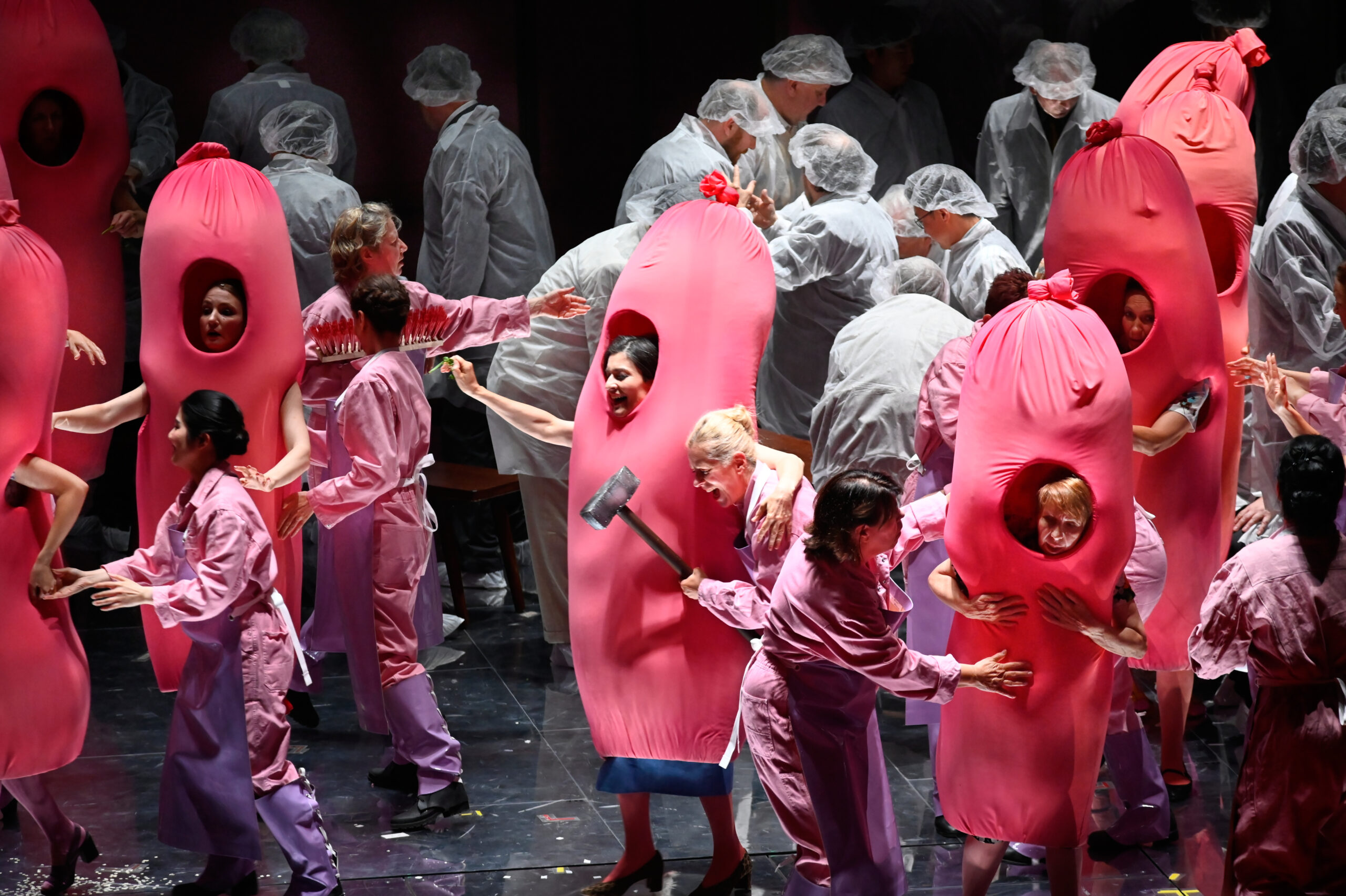 Deutsche Oper Berlin,
"Nixon in China" von John Adams, Libretto von Alice Goodman
Premiere: 22.6.2023
Musikalische Leitung: Daniel Carter, Künstlerische Leitung: Hauen und Stechen, Regie: Franziska Kronfoth und Julia Lwowski, Bühne: Yassu Yabara, Kostüme: Christina Schmitt, Video, Live-Kamera: Martin Mallon, Licht: Henning Streck, Dramaturgie, Carolin Müller-Dohle, Chor: Jeremy Bines
Chou En-lai - Kyle Miller
Richard Nixon - Thomas Lehman
Henry Kissinger - Seth Carico
Nancy T’ang, erste Sekretärin Maos - Karis Tucker, Elissa Pfaender (22.06.2024)
Zweite Sekretärin Maos - Elissa Pfaender, Deborah Saffery (22.06.2024)
Dritte Sekretärin Maos - Davia Bouley
Mao Tse-tung - Ya-Chung Huang
Pat Nixon - Heidi Stober
Chiang Ch’ing, Maos Frau - Hye-Young Moon
Ching Hua (Schauspielerin 1) - Gina-Lisa Maiwald
Ching Hua (Schauspielerin 2) - Angela Braun
Ching Hua / Hung (Schauspieler) - Thorbjörn Björnsson
Tänzer / Performer - Jean Chaize
Tänzerin / Performerin - Brigitte Cuvelier
Chöre - Chor der Deutschen Oper Berlin
Orchester - Orchester der Deutschen Oper Berlin

Copyright (C) Thomas Aurin
Gleditschstr. 45, D-10781 Berlin
Tel.:+49 (0)30 2175 6205 Mobil.:+49 (0)170 2933679
Veröffentlichung nur gegen Honorar zzgl. 7% MWSt. und Belegexemplar
Steuer Nr.: 11/18/213/00804, UID Nr.: DE 170 902 977
Commerzbank, BLZ: 810 80 000, Konto-Nr.: 316 030 000
SWIFT-BIC: DRES DE FF 810, IBAN: DE07 81080000 0316030000