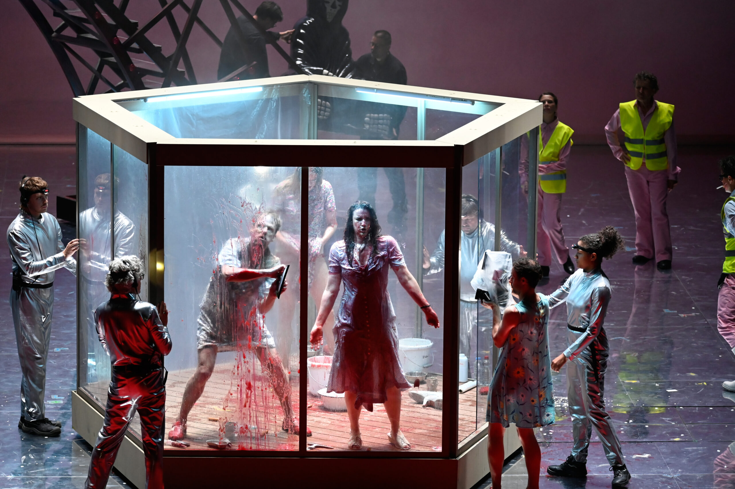 Deutsche Oper Berlin,
"Nixon in China" von John Adams, Libretto von Alice Goodman
Premiere: 22.6.2023
Musikalische Leitung: Daniel Carter, Künstlerische Leitung: Hauen und Stechen, Regie: Franziska Kronfoth und Julia Lwowski, Bühne: Yassu Yabara, Kostüme: Christina Schmitt, Video, Live-Kamera: Martin Mallon, Licht: Henning Streck, Dramaturgie, Carolin Müller-Dohle, Chor: Jeremy Bines
Chou En-lai - Kyle Miller
Richard Nixon - Thomas Lehman
Henry Kissinger - Seth Carico
Nancy T’ang, erste Sekretärin Maos - Karis Tucker, Elissa Pfaender (22.06.2024)
Zweite Sekretärin Maos - Elissa Pfaender, Deborah Saffery (22.06.2024)
Dritte Sekretärin Maos - Davia Bouley
Mao Tse-tung - Ya-Chung Huang
Pat Nixon - Heidi Stober
Chiang Ch’ing, Maos Frau - Hye-Young Moon
Ching Hua (Schauspielerin 1) - Gina-Lisa Maiwald
Ching Hua (Schauspielerin 2) - Angela Braun
Ching Hua / Hung (Schauspieler) - Thorbjörn Björnsson
Tänzer / Performer - Jean Chaize
Tänzerin / Performerin - Brigitte Cuvelier
Chöre - Chor der Deutschen Oper Berlin
Orchester - Orchester der Deutschen Oper Berlin

Copyright (C) Thomas Aurin
Gleditschstr. 45, D-10781 Berlin
Tel.:+49 (0)30 2175 6205 Mobil.:+49 (0)170 2933679
Veröffentlichung nur gegen Honorar zzgl. 7% MWSt. und Belegexemplar
Steuer Nr.: 11/18/213/00804, UID Nr.: DE 170 902 977
Commerzbank, BLZ: 810 80 000, Konto-Nr.: 316 030 000
SWIFT-BIC: DRES DE FF 810, IBAN: DE07 81080000 0316030000