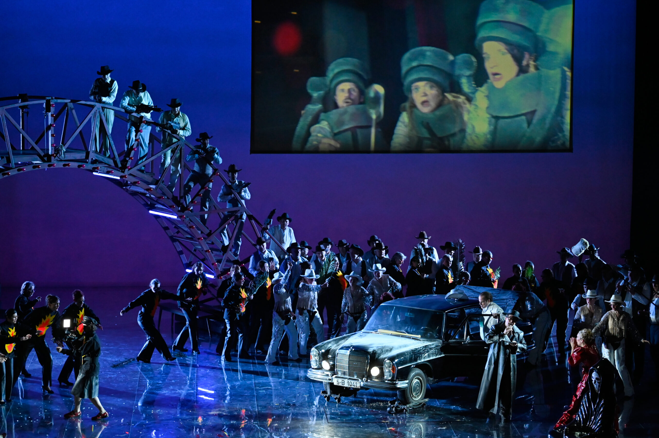 Deutsche Oper Berlin,
"Nixon in China" von John Adams, Libretto von Alice Goodman
Premiere: 22.6.2023
Musikalische Leitung: Daniel Carter, Künstlerische Leitung: Hauen und Stechen, Regie: Franziska Kronfoth und Julia Lwowski, Bühne: Yassu Yabara, Kostüme: Christina Schmitt, Video, Live-Kamera: Martin Mallon, Licht: Henning Streck, Dramaturgie, Carolin Müller-Dohle, Chor: Jeremy Bines
Chou En-lai - Kyle Miller
Richard Nixon - Thomas Lehman
Henry Kissinger - Seth Carico
Nancy T’ang, erste Sekretärin Maos - Karis Tucker, Elissa Pfaender (22.06.2024)
Zweite Sekretärin Maos - Elissa Pfaender, Deborah Saffery (22.06.2024)
Dritte Sekretärin Maos - Davia Bouley
Mao Tse-tung - Ya-Chung Huang
Pat Nixon - Heidi Stober
Chiang Ch’ing, Maos Frau - Hye-Young Moon
Ching Hua (Schauspielerin 1) - Gina-Lisa Maiwald
Ching Hua (Schauspielerin 2) - Angela Braun
Ching Hua / Hung (Schauspieler) - Thorbjörn Björnsson
Tänzer / Performer - Jean Chaize
Tänzerin / Performerin - Brigitte Cuvelier
Chöre - Chor der Deutschen Oper Berlin
Orchester - Orchester der Deutschen Oper Berlin

Copyright (C) Thomas Aurin
Gleditschstr. 45, D-10781 Berlin
Tel.:+49 (0)30 2175 6205 Mobil.:+49 (0)170 2933679
Veröffentlichung nur gegen Honorar zzgl. 7% MWSt. und Belegexemplar
Steuer Nr.: 11/18/213/00804, UID Nr.: DE 170 902 977
Commerzbank, BLZ: 810 80 000, Konto-Nr.: 316 030 000
SWIFT-BIC: DRES DE FF 810, IBAN: DE07 81080000 0316030000